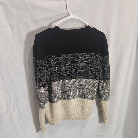 Stylish Men's Crewneck Sweater in Black, Gray, and Cream - Picture 2 of 3